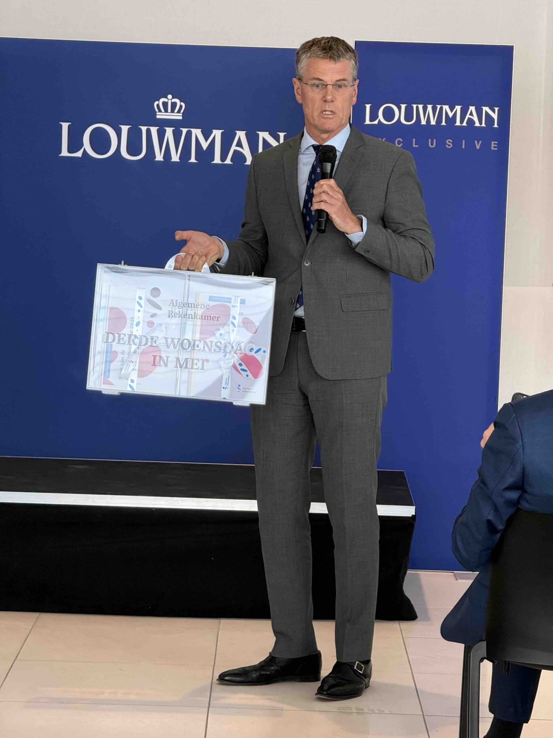 Pieter Duisenberg met koffertje